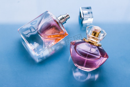 光滑背景的桃红色香水瓶、甜美的花香、迷人的香水和香水作为节日礼物和豪华美容化妆品品牌设计