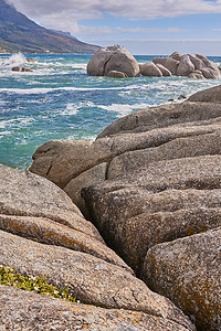 西开普省坎普斯湾的岩石海岸线。