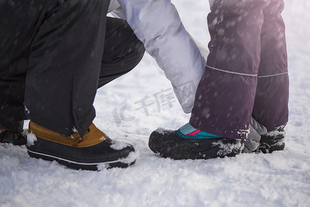 冬天鞋子摄影照片_冬天的鞋子在雪地里。