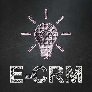 经营理念：黑板背景上的灯泡和 E-CRM