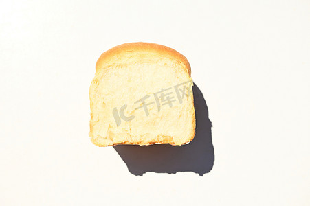 一条新鲜出炉的全麦面包隔离在白色背景上，带有广告文字的复制空间。