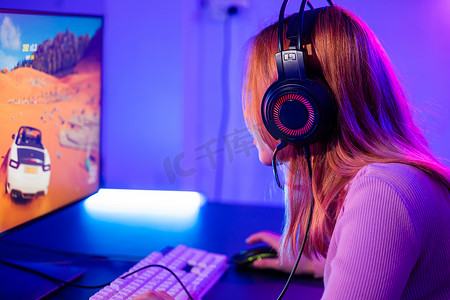 戴着游戏耳机的年轻女玩家打算在线玩直播游戏
