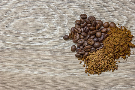 成堆的精细研磨咖啡粉、咖啡豆和速溶咖啡