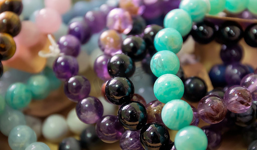 水晶石宏矿物、紫水晶、大石英晶体、珠子、珠子、饰品。