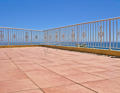 海滨别墅阳台或露台配有瓷砖地板和白色围栏。