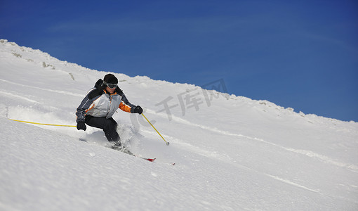 乘车活动摄影照片_滑雪者免费乘车