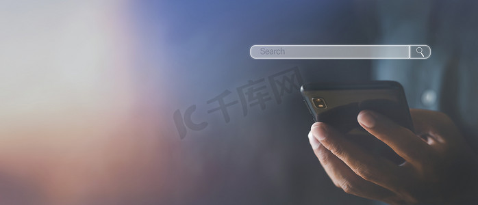 icon热线摄影照片_使用带有搜索栏的手机连接到社交媒体、社交网络的手持男子在线营销概念手持带有搜索栏的智能手机生活方式商业概念复制空间横幅