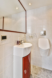 下水槽摄影照片_浴室水槽和镜子下的红色柜子