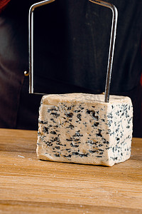 用于切蓝纹奶酪的细绳。