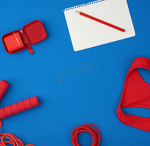 红色运动衫、红色跳绳和无线耳机