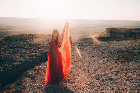 一个穿着红色连衣裙的女孩，以山区生活方式为背景。