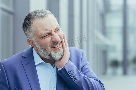 中老人物五官图素材摄影照片_牙痛严重的白发高级商人的特写照片