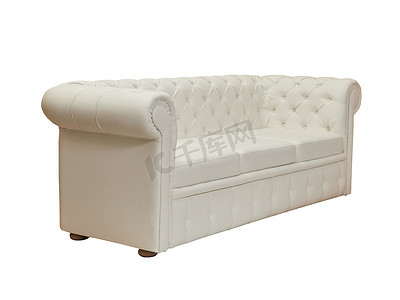 白色背景中突显的复古风格的米色真皮沙发，侧视图
