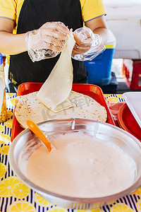 尼加拉瓜 quesillo 的制备，传统的中美洲食品 quesillo。