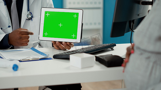医生手持带水平绿屏的数字平板电脑