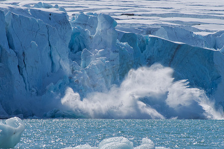 冰崩解，7 月 14 日冰川，克罗斯峡湾，北极