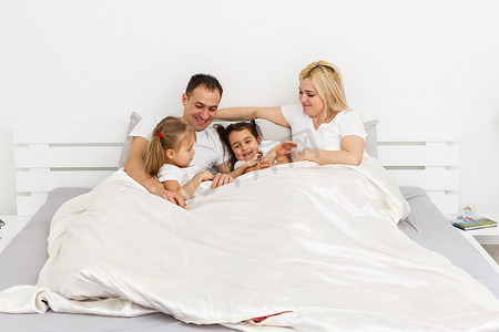 一个有小孩的年轻家庭在卧室睡觉