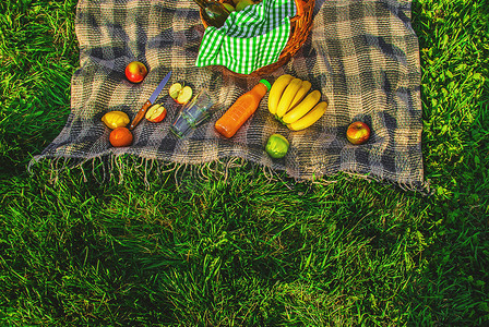 格子花呢在草地上野餐。