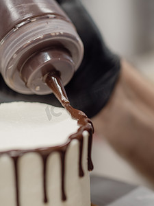蛋糕设计师滴上巧克力甘纳许奶油白色光滑蛋糕