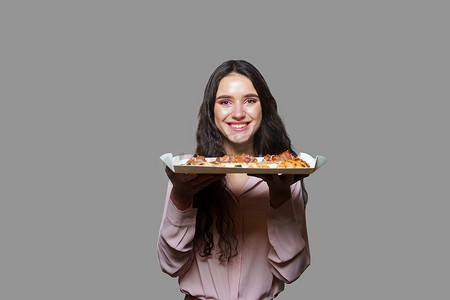 美食评审员召集令摄影照片_女孩快递员与 pinsa romana 美食意大利美食灰色背景。