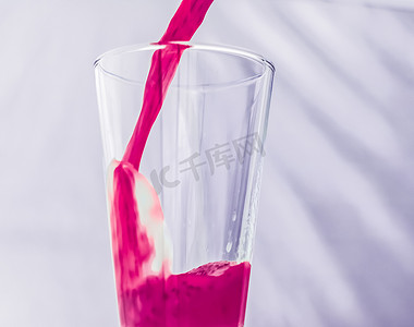 玻璃浆果果汁、用于饮食排毒饮料的奇亚籽纯素冰沙和健康天然早餐配方、有机异国情调食品和营养品牌设计