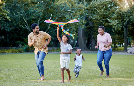 黑人家庭、风筝和户外乐趣与父母和孩子一起在大自然的公园里玩耍和玩耍。