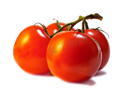 一整个鲜红色的新鲜番茄，蔬菜隔离在明亮的工作室内，背景为白色。