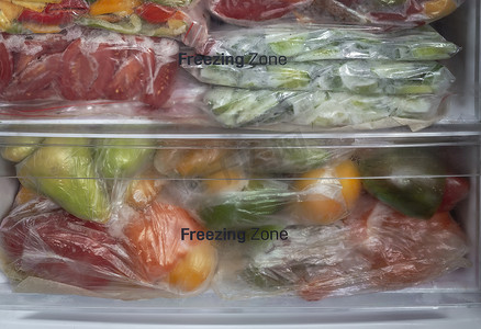 冰箱冷冻室里的冷冻蔬菜