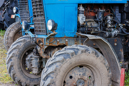 蓝色白俄罗斯拖拉机、车轮和打开的柴油发动机舱视图