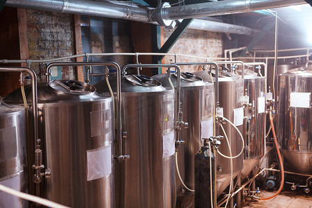 啤酒厂摄影照片_微型啤酒厂的钢罐