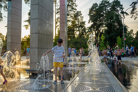 乌克兰基辅 - 2021年8月1日：男孩在喷泉里跳跃。