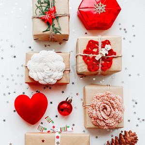 圣诞节和新年背景，配有礼物和装饰品-红心、工艺纸、手工钩针编织的花朵和节日的象征。