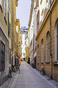 瑞典斯德哥尔摩 - 2017 年 7 月 6 日。游客在城镇历史区的狭窄街道上行走。