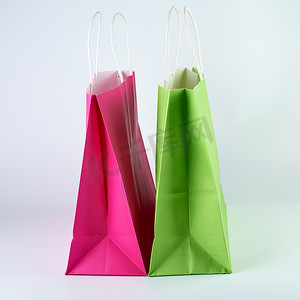 带手柄的矩形粉色和绿色纸购物袋