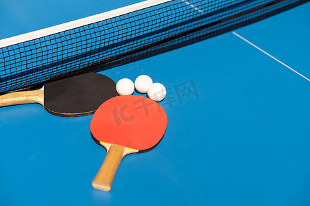 乒乓球赛海报摄影照片_乒乓球和球棒。