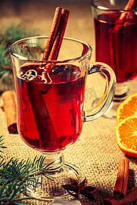 圣诞杯加香料和橙子的圣诞热酒