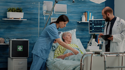 医疗队在疗养院咨询卧床病人