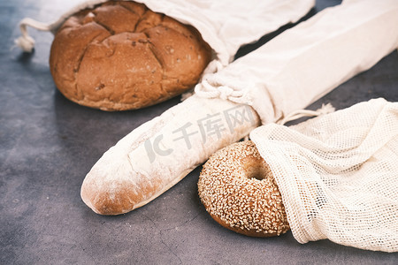 烤好的面包存放在可重复使用的亚麻袋中。
