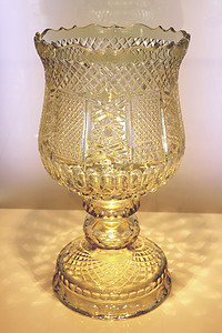 装饰花瓶“圣杯”彩色水晶，钻石刻面。