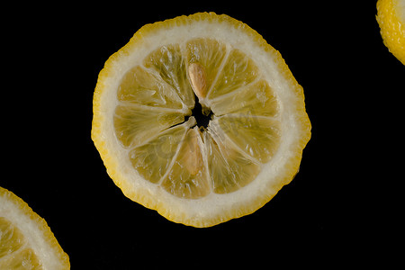 五片柠檬片在孤立的黑色背景上排成半圆