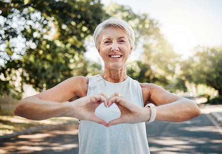 为健康、保健和锻炼而跑步后，大自然中老妇人的健身、快乐和心手。