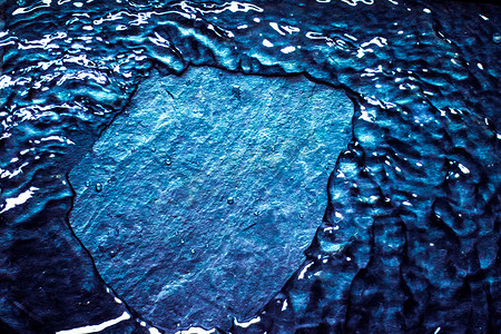 深蓝色蓝色摄影照片_抽象水背景-环境和自然元素概念