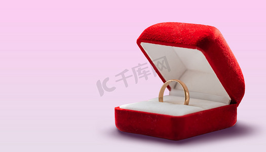 结婚戒指图标摄影照片_金戒指，红色盒子里的结婚戒指。