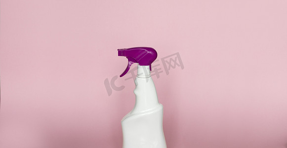 包装设计样机摄影照片_用于粉红色背景中隔离的液体清洁产品的白色塑料喷雾瓶。