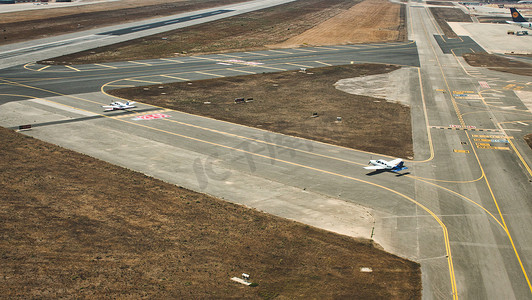 引航摄影照片_塞维利亚/西班牙 — 2019年8月28日：白天在塞维利亚机场跑道上的轻型飞机