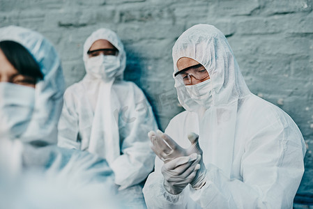 Covid、pandemic 和团队医护人员穿着防护 ppe 以防止病毒在隔离点传播。