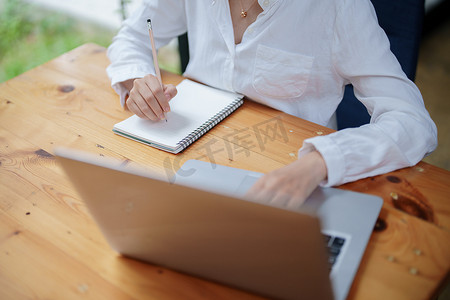 在视频会议期间使用笔记本和电脑的女性