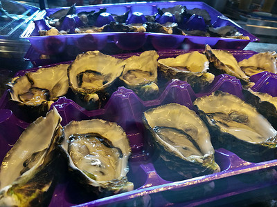 壮文化摄影照片_悉尼岩牡蛎准备在盘子里吃