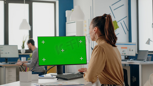 公司员工使用绿屏电脑