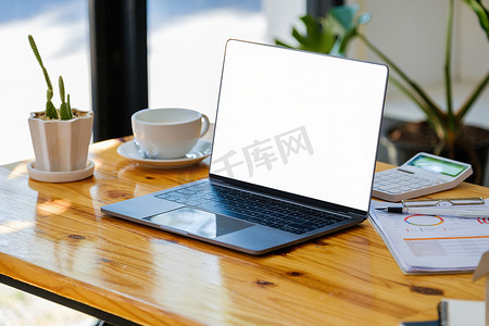 木桌上的白屏计算机可以在空白屏幕上显示文本消息或图像。